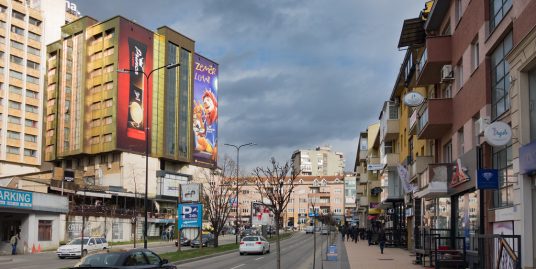 Zyre me Qira në Qendër Përball Hotel Grandit