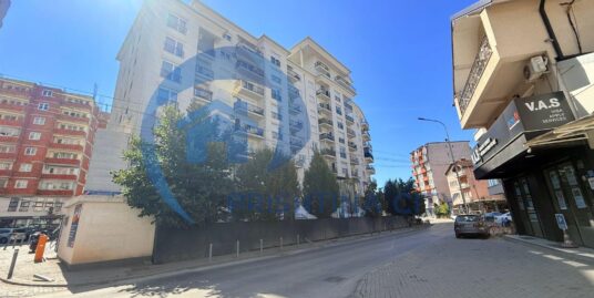 Zyre me Qira te Qafa Afër Kafeve të Vogla