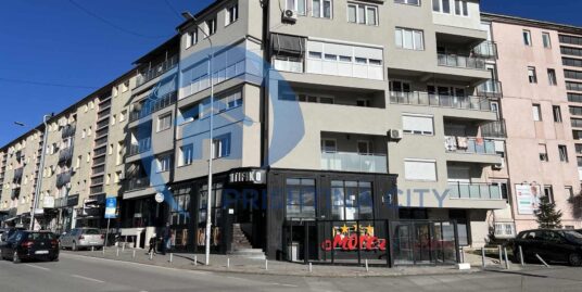 Zyre me Qira në Ulpianë Përballë Pemishtes Molla