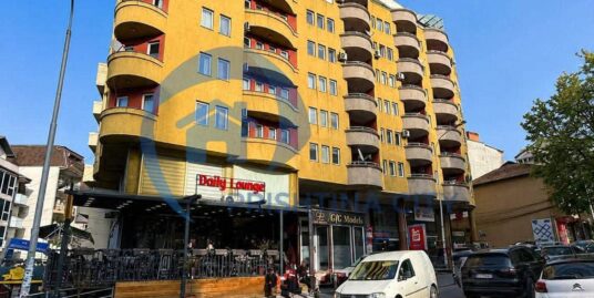 Banesë në Shitje në Qendër Afer Parkut Qytetit