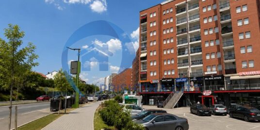 Zyre me Qira në Rrugën B te Viva Fresh Store